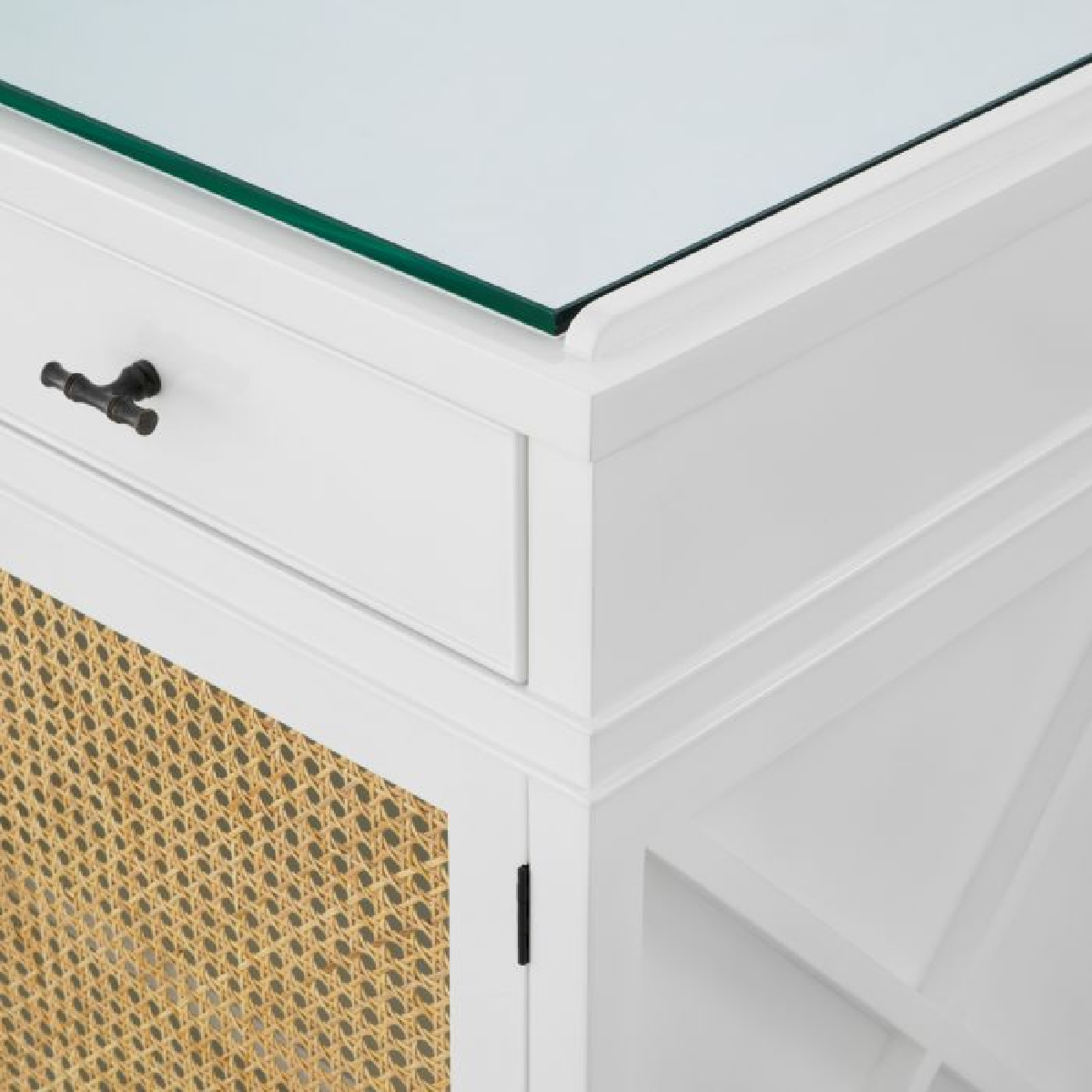 Buffet en bois blanc et rotin