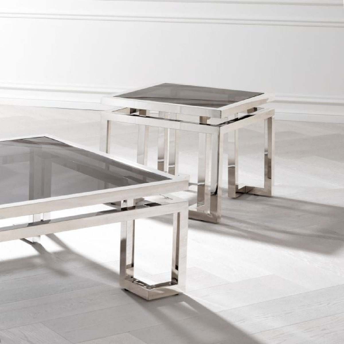 Table d'appoint argentée en verre fumé