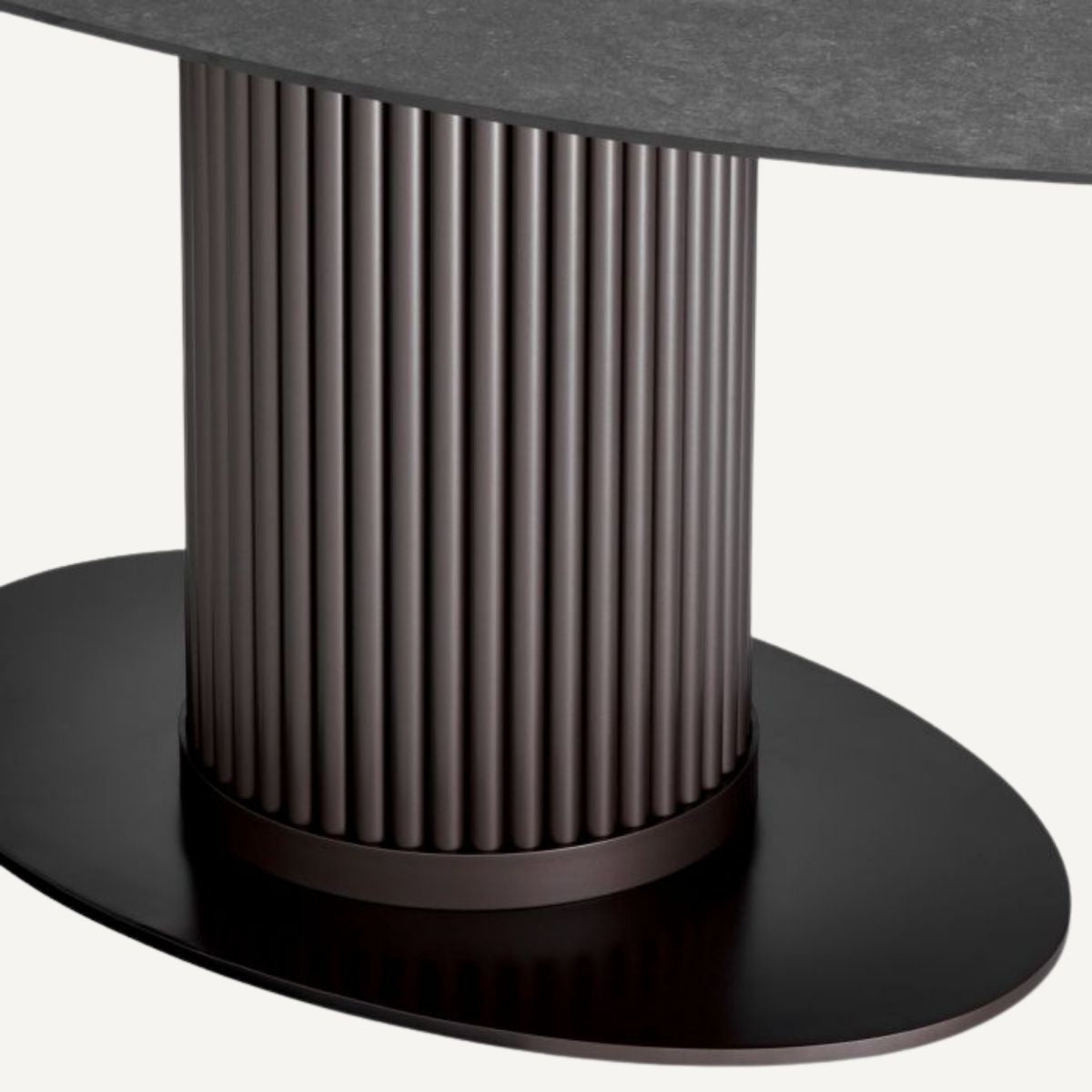 Table extérieure ovale en bronze et céramique