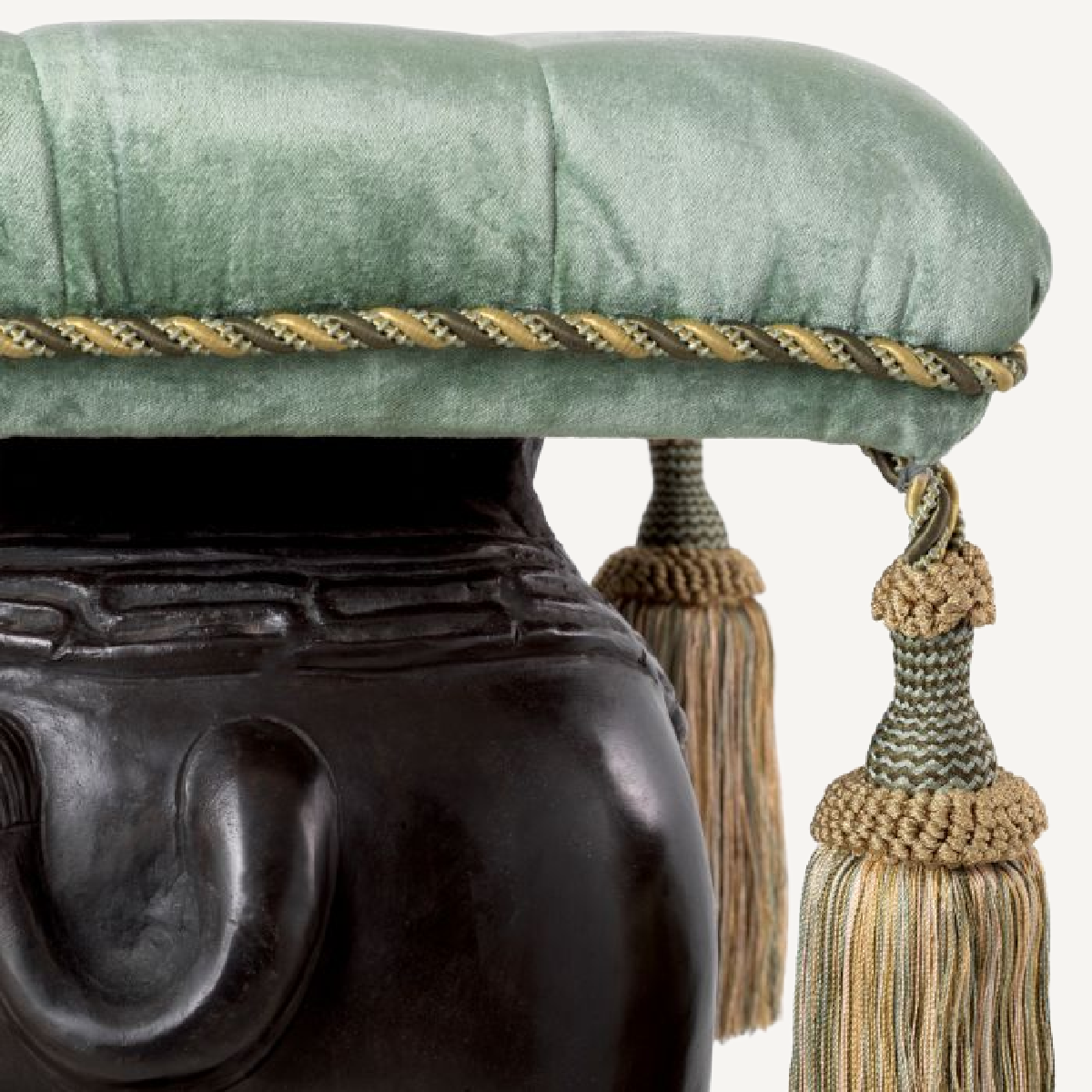 Pouf en bronze et velours vert