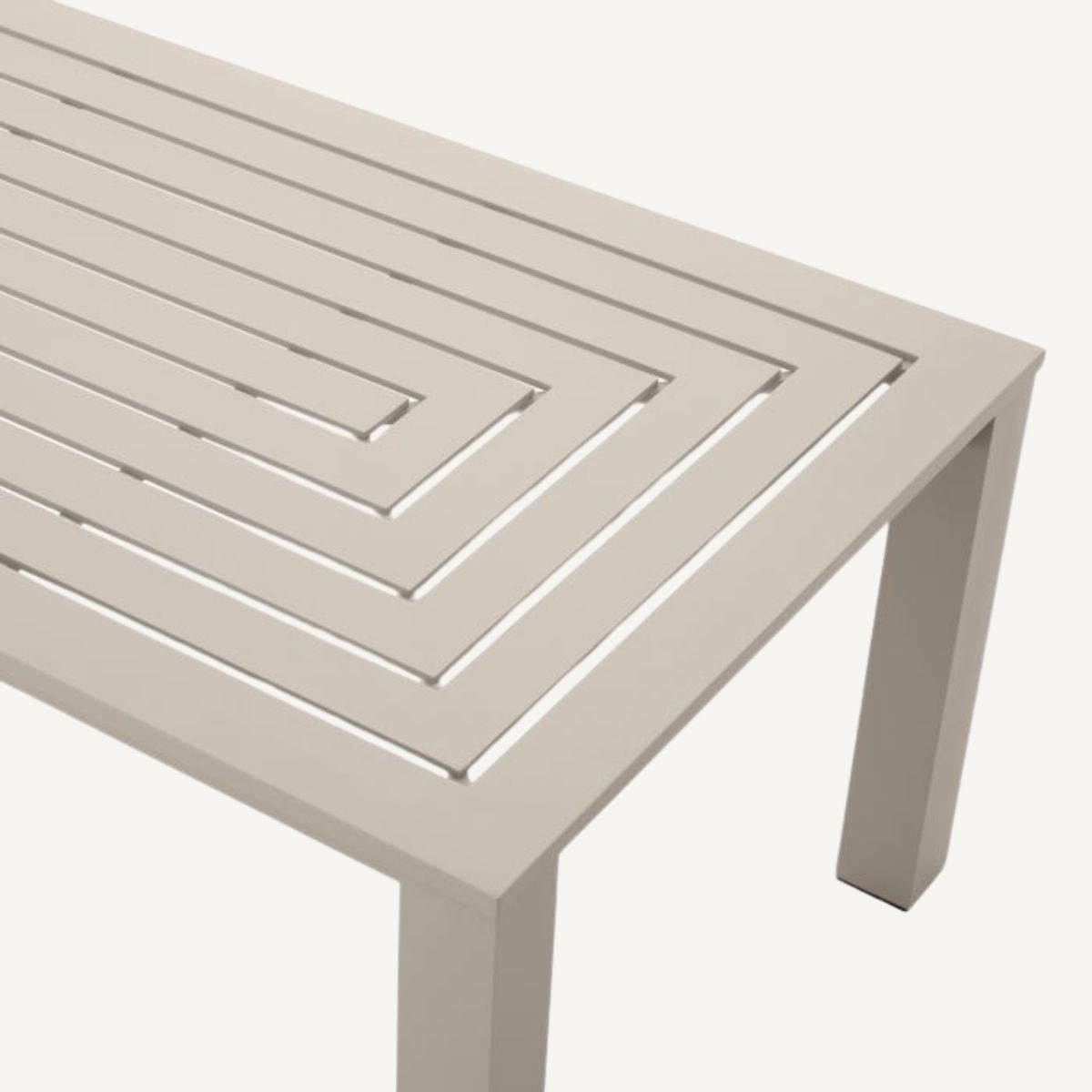 Table extérieure en métal sable